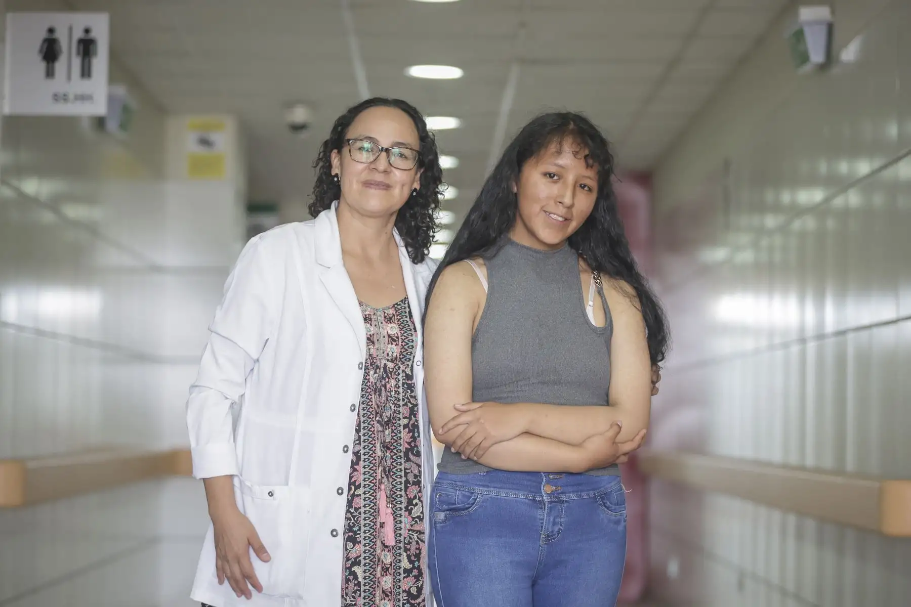 Después de pasar por su última cita médica en el servicio de Hematología, en una conmovedora sorpresa, la doctora Kelly Monteza le dio la buena noticia: “Emily, estás curada, lograste vencer el cáncer”.

Foto: ANDINA/Andrés Valle