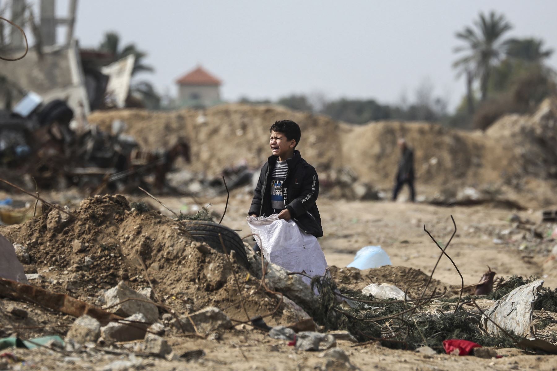 Un niño palestino llora entre los escombros en el campamento de Maghazi para refugiados palestinos, que resultó gravemente dañado por los bombardeos israelíes en medio del conflicto en curso en la Franja de Gaza entre Israel y el grupo militante palestino Hamás. Foto: AFP/Archivo
