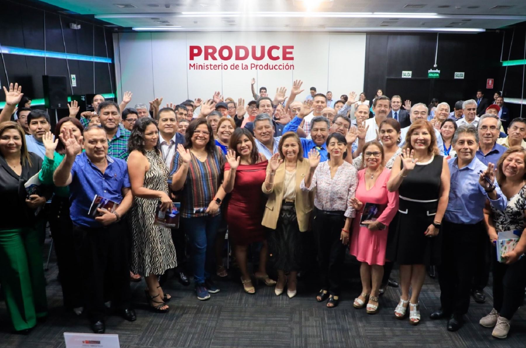Ministra de la Producción se reunió con líderes de 80 gremios de mypes del país, para anunciar los avances del programa Compra a MYPErú. Foto: Cortesía.