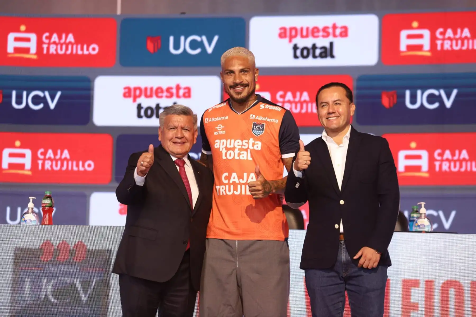 Paolo Guerrero fue presentado como jugador oficial de César Vallejo en una ceremonia realizada en la explanada de la Universidad que lleva el mimo nombre del club trujillano.
Foto: Universidad Cesar Vallejo