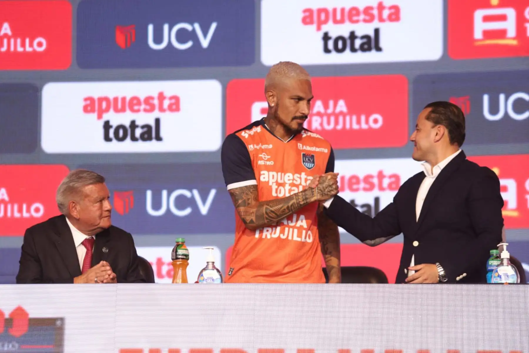 Paolo Guerrero fue presentado esta tarde como jugador oficial de César Vallejo en una ceremonia realizada en la explanada de la Universidad que lleva el mimo nombre del club trujillano. “Poeta”.
Foto: Universidad Cesar Vallejo