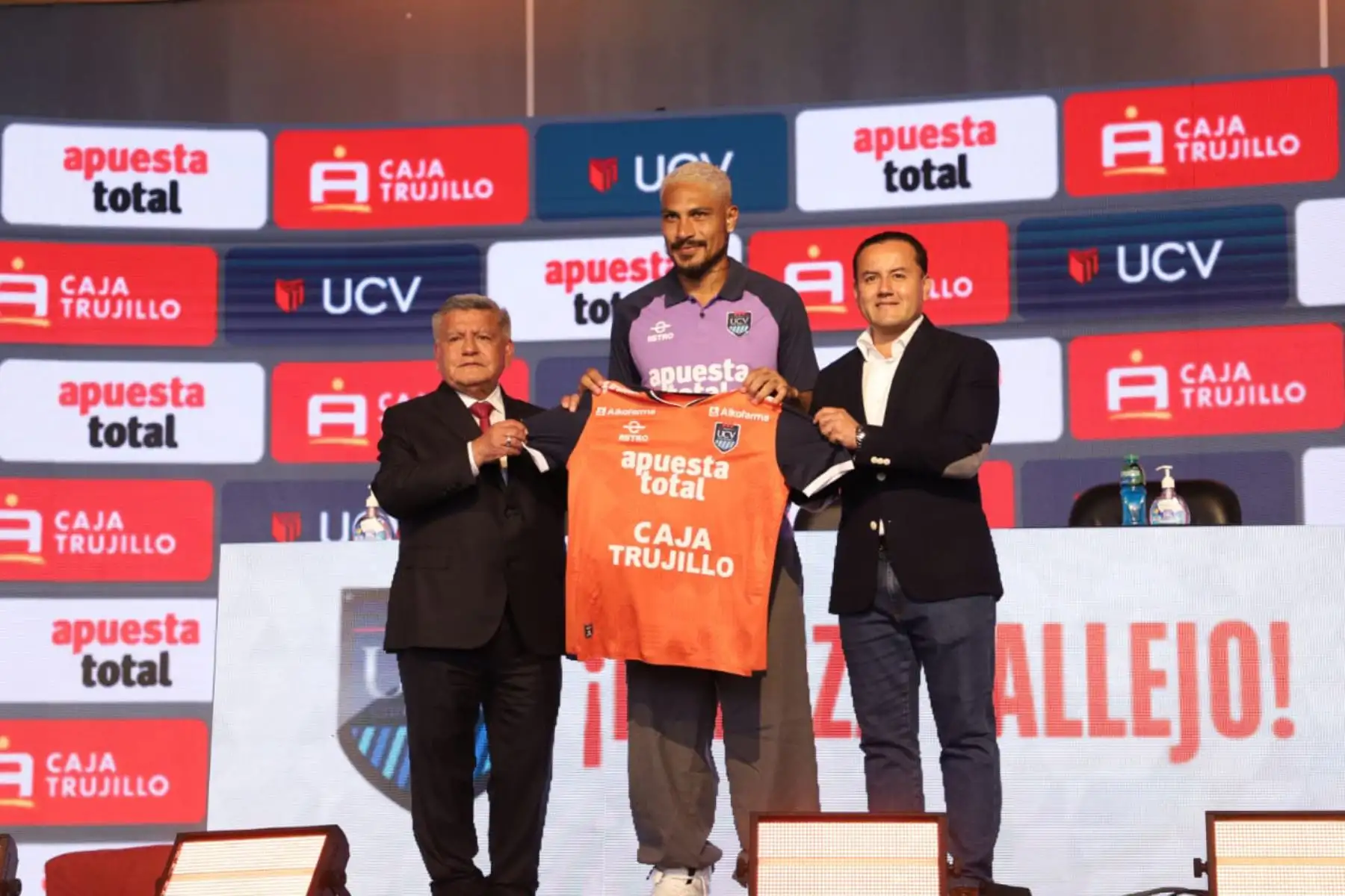 Paolo Guerrero fue presentado esta tarde como jugador oficial de César Vallejo en una ceremonia realizada en la explanada de la Universidad que lleva el mimo nombre del club trujillano. “Poeta”.
Foto: Universidad Cesar Vallejo