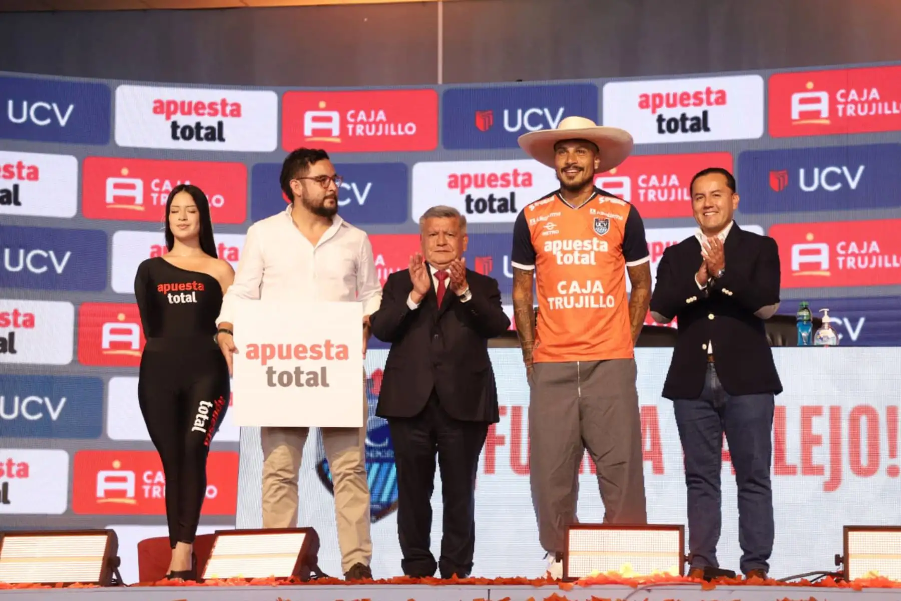 En medio de una expectativa generalizada, el delantero Paolo Guerrero fue presentado esta tarde como jugador oficial de César Vallejo en una ceremonia realizada en la explanada de la Universidad que lleva el mimo nombre del club trujillano. Esta sería la última camiseta que defenderá el delantero nacional de 40 años.
Foto: Universidad Cesar Vallejo