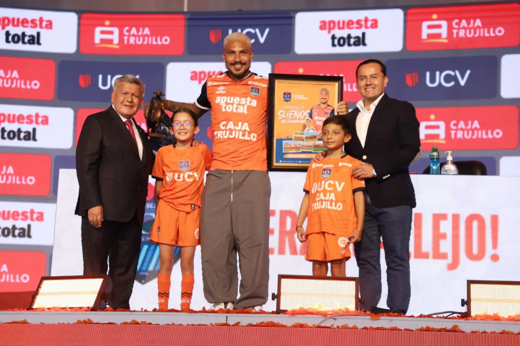 En medio de una expectativa generalizada, el delantero Paolo Guerrero fue presentado esta tarde como jugador oficial de César Vallejo en una ceremonia realizada en la explanada de la Universidad que lleva el mimo nombre del club trujillano. Esta sería la última camiseta que defenderá el delantero nacional de 40 años.
Foto: Universidad Cesar Vallejo