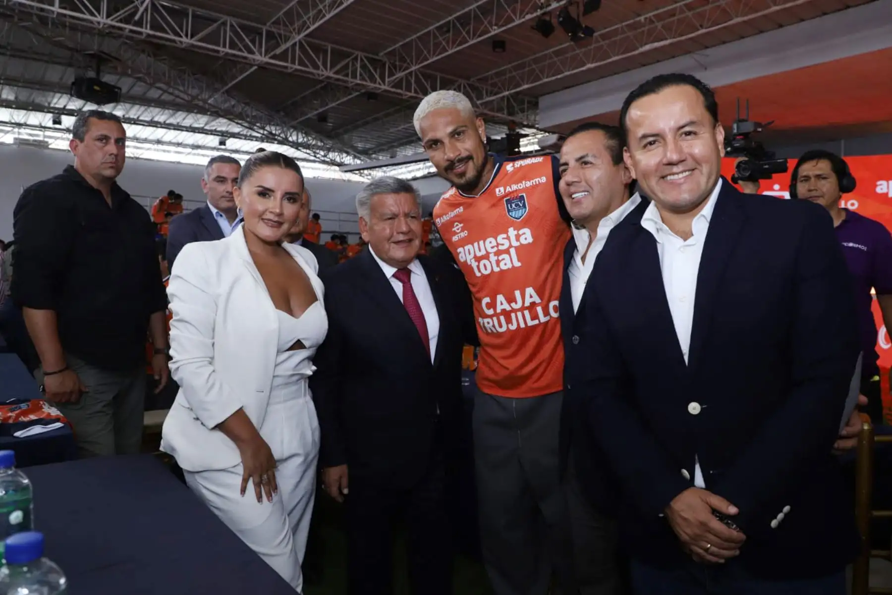 En medio de una expectativa generalizada, el delantero Paolo Guerrero fue presentado esta tarde como jugador oficial de César Vallejo en una ceremonia realizada en la explanada de la Universidad que lleva el mimo nombre del club trujillano. Esta sería la última camiseta que defenderá el delantero nacional de 40 años.
Foto: Universidad Cesar Vallejo