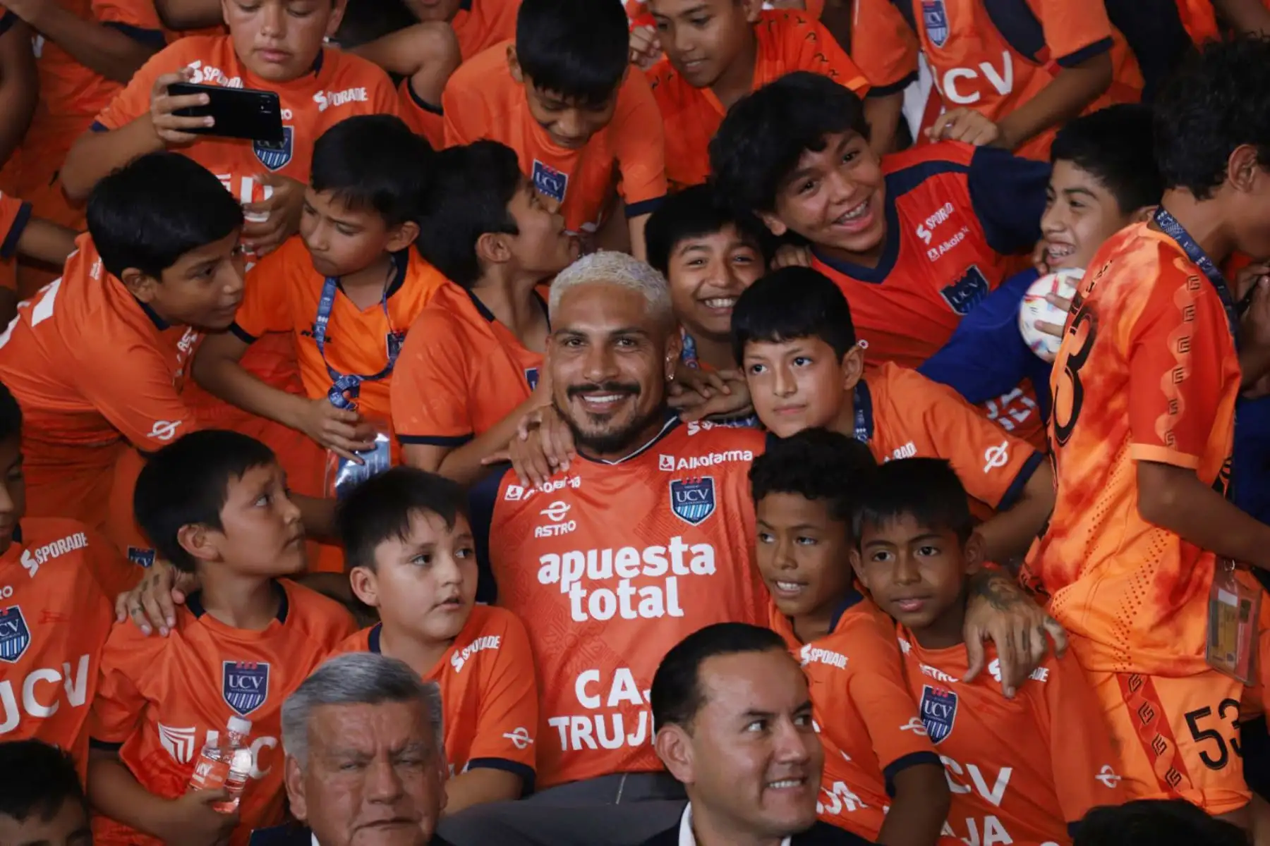En medio de una expectativa generalizada, el delantero Paolo Guerrero fue presentado esta tarde como jugador oficial de César Vallejo en una ceremonia realizada en la explanada de la Universidad que lleva el mimo nombre del club trujillano. Esta sería la última camiseta que defenderá el delantero nacional de 40 años.
Foto: Universidad Cesar Vallejo