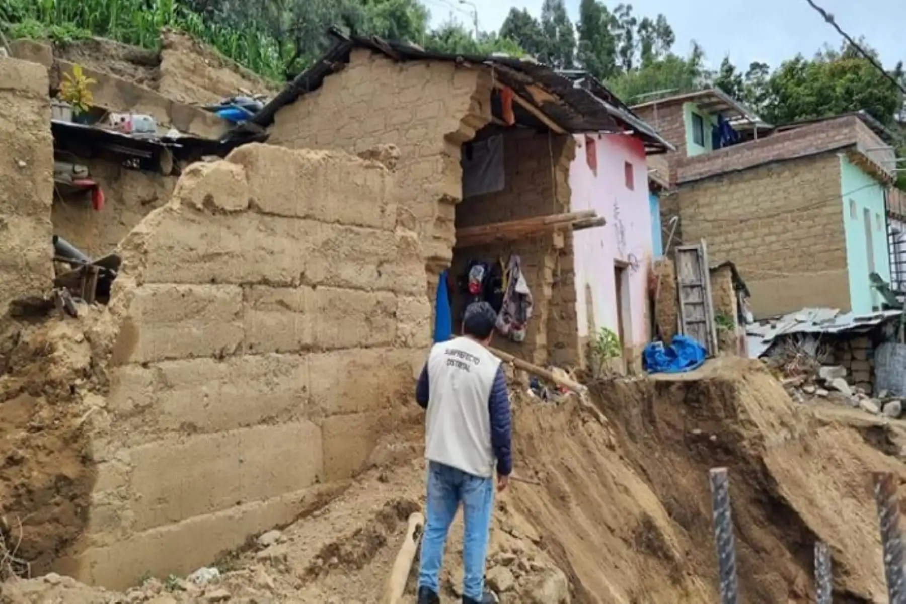 La tragedia ocurrió cuando seis integrantes de una familia descansaba en su vivienda de material rústico.