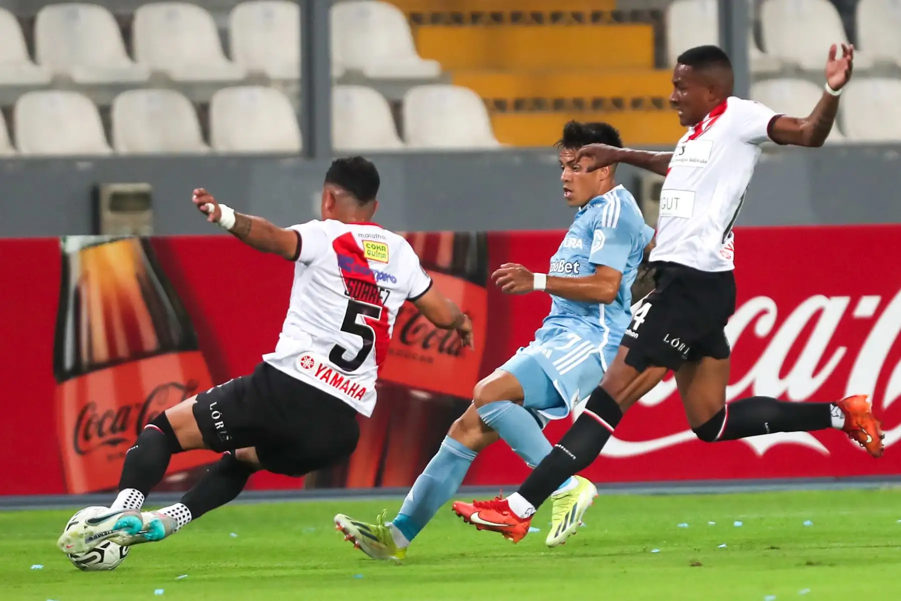 Sporting Cristal se enfrenta  al Always Ready de Bolivia, en el Estadio Nacional, para intentar a avanzar en la Copa Libertadores. 
.Foto: ANDINA/Ricardo Cuba