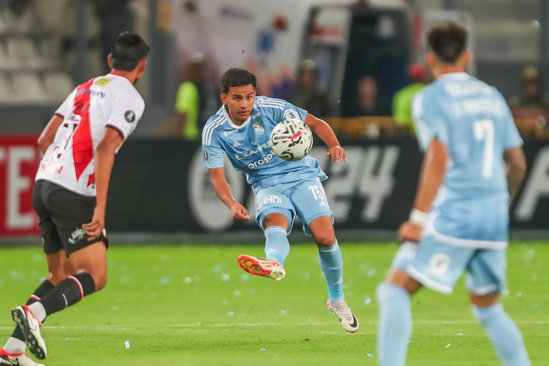 Sporting Cristal se enfrenta  al Always Ready de Bolivia, en el Estadio Nacional, para intentar a avanzar en la Copa Libertadores. 
.Foto: ANDINA/Ricardo Cuba