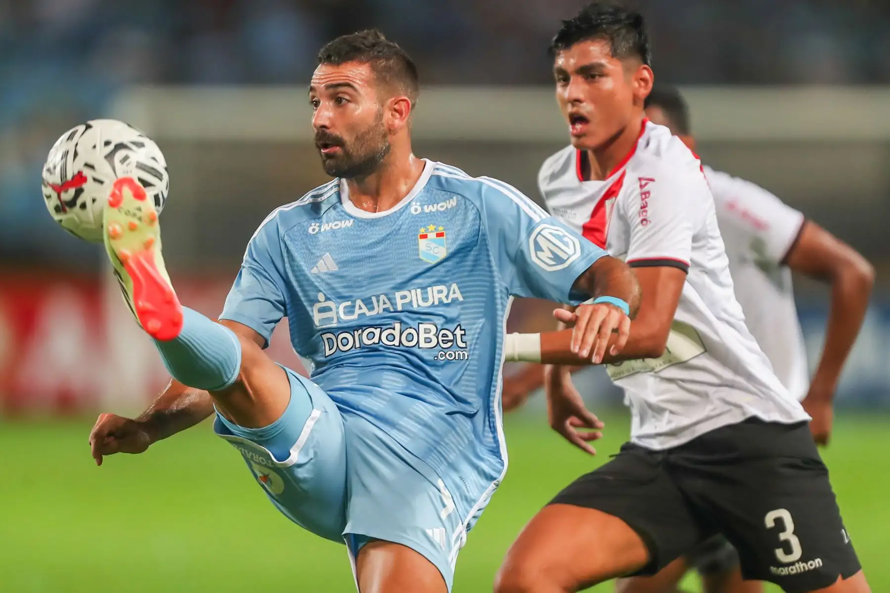 Martín Cauteruccio de Sporting Cristal se enfrenta al jugador del Always Ready de Bolivia, en el Estadio Nacional, para intentar a avanzar en la Copa Libertadores. 
Foto: ANDINA/Ricardo Cuba