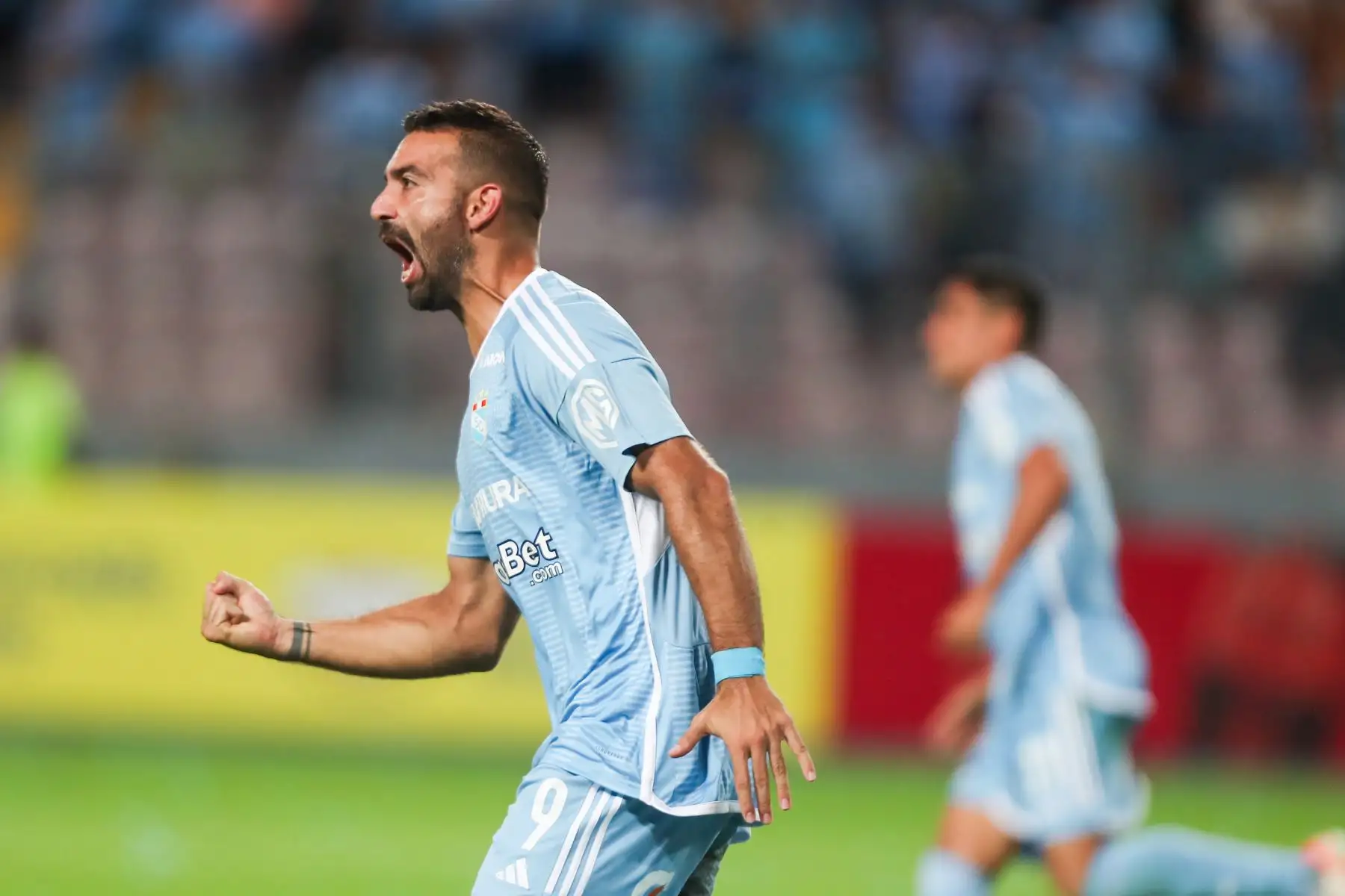 Martín Cauteruccio de Sporting Cristal celebra su gol anotado ante el Always Ready de Bolivia, en el Estadio Nacional, para intentar a avanzar en la Copa Libertadores. 
Foto: ANDINA/Ricardo Cuba