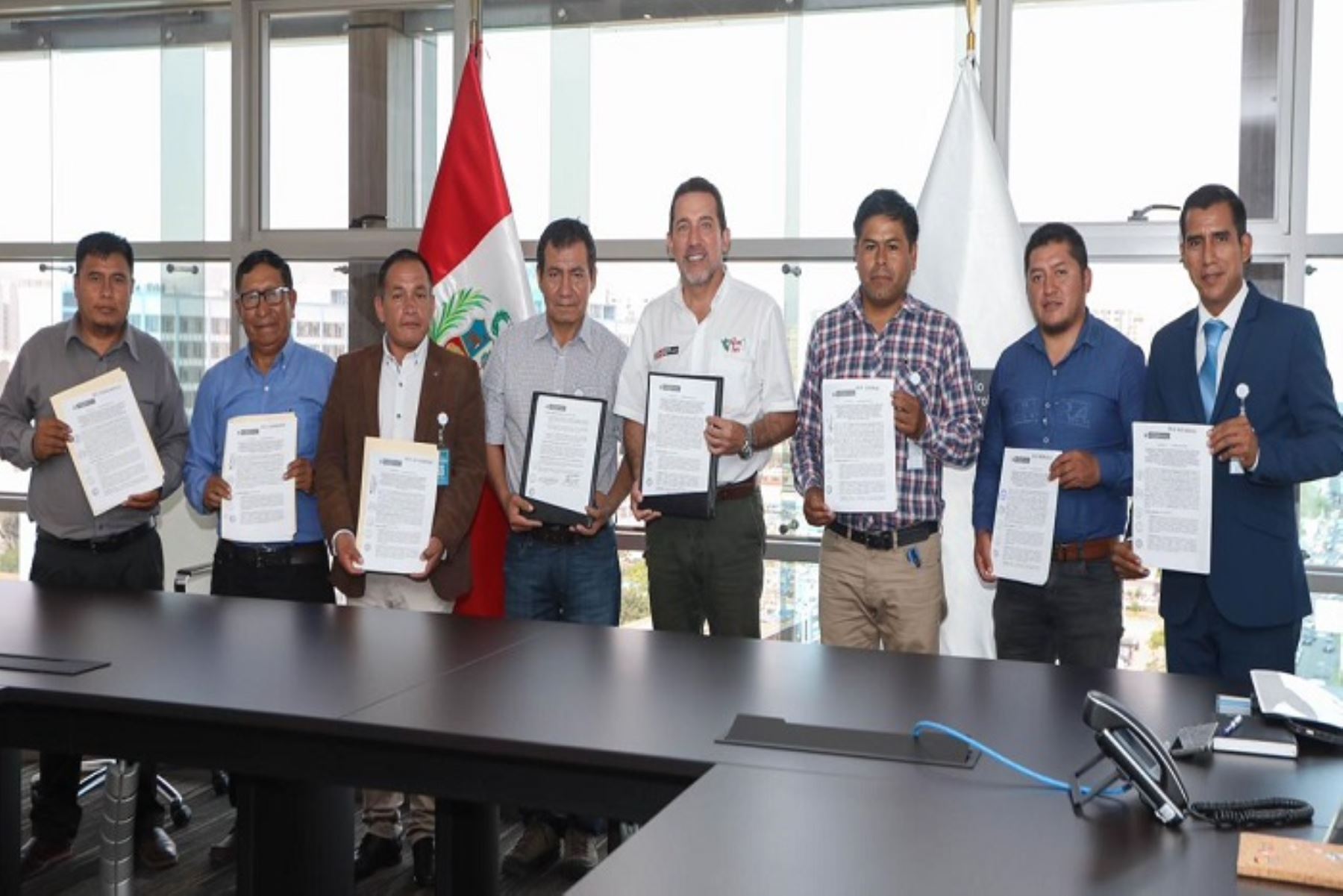 El acto fue presidido por el viceministro de Desarrollo de la Agricultura Familiar e Infraestructura de Riego, Christian Barrantes Bravo, quien firmó los siete acuerdos.