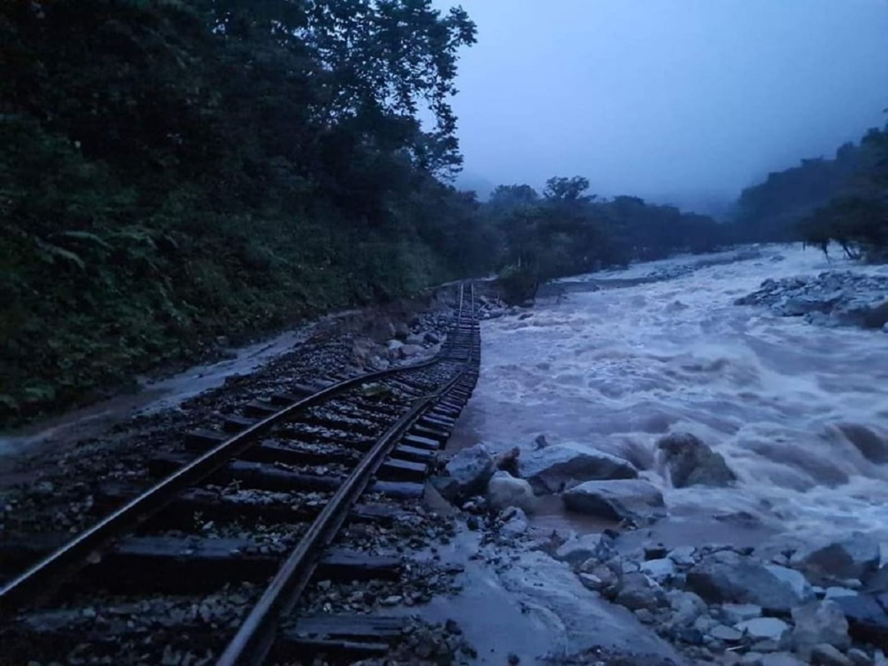 La línea férrea del tren Machu Picchu-Hidroeléctrica quedó severamente dañada a causa de un huaico y su rehabilitación demandará tres semanas de trabajo. ANDINA/Difusión