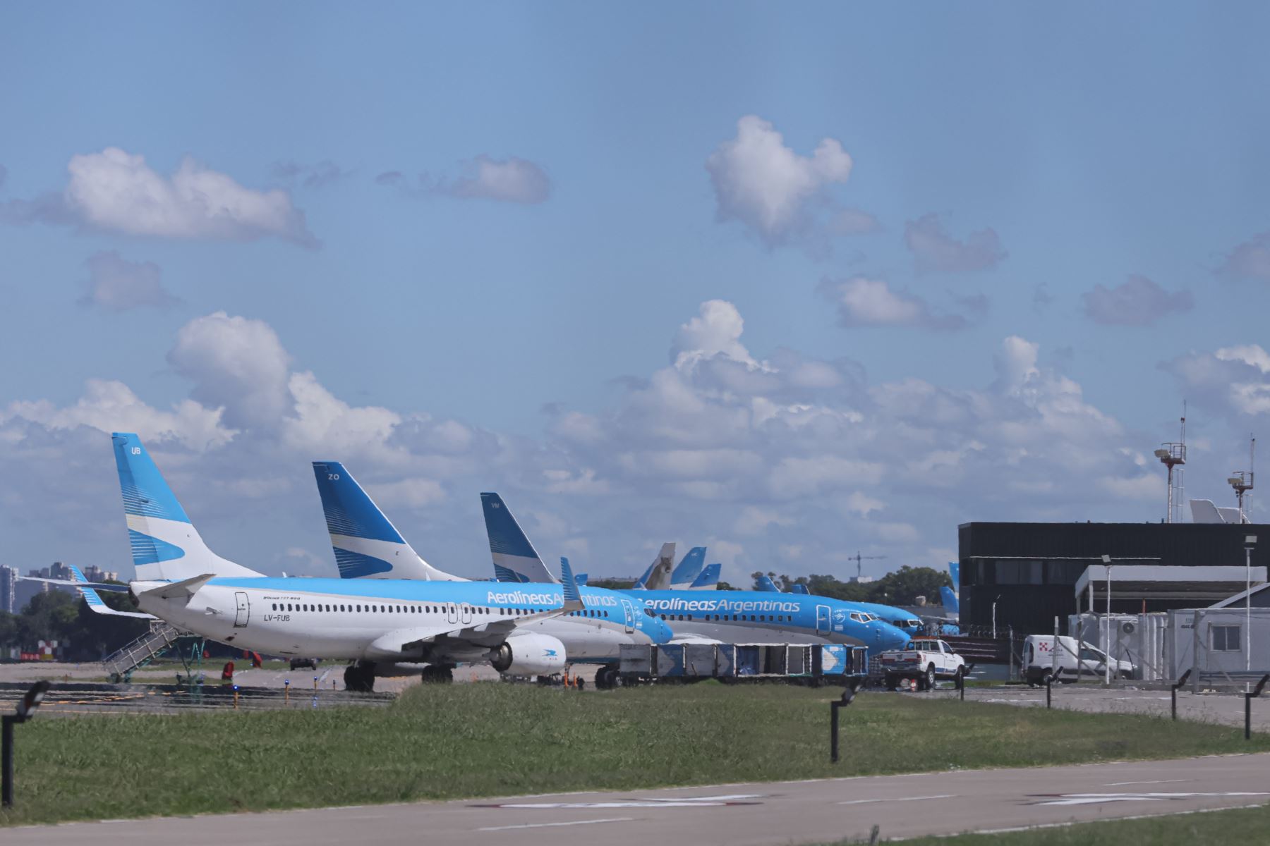 Fotografía que muestra aviones estacionados en el Aeroparque Jorge Newbery este miércoles, en Buenos Aires. Miles de pasajeros quedaron varados en tierra este miércoles en Argentina, al no poder abordar sus vuelos.