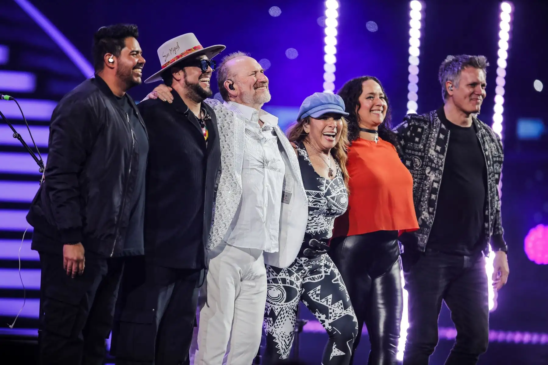 El cantante australiano Colin Hay , la cantante peruana Cecilia Noel  y la saxofonista estadounidense Scheila González  del grupo australiano Men At Work, actúan durante el 63º Festival Internacional de la Canción de Viña del Mar en Chile.
Foto: AFP