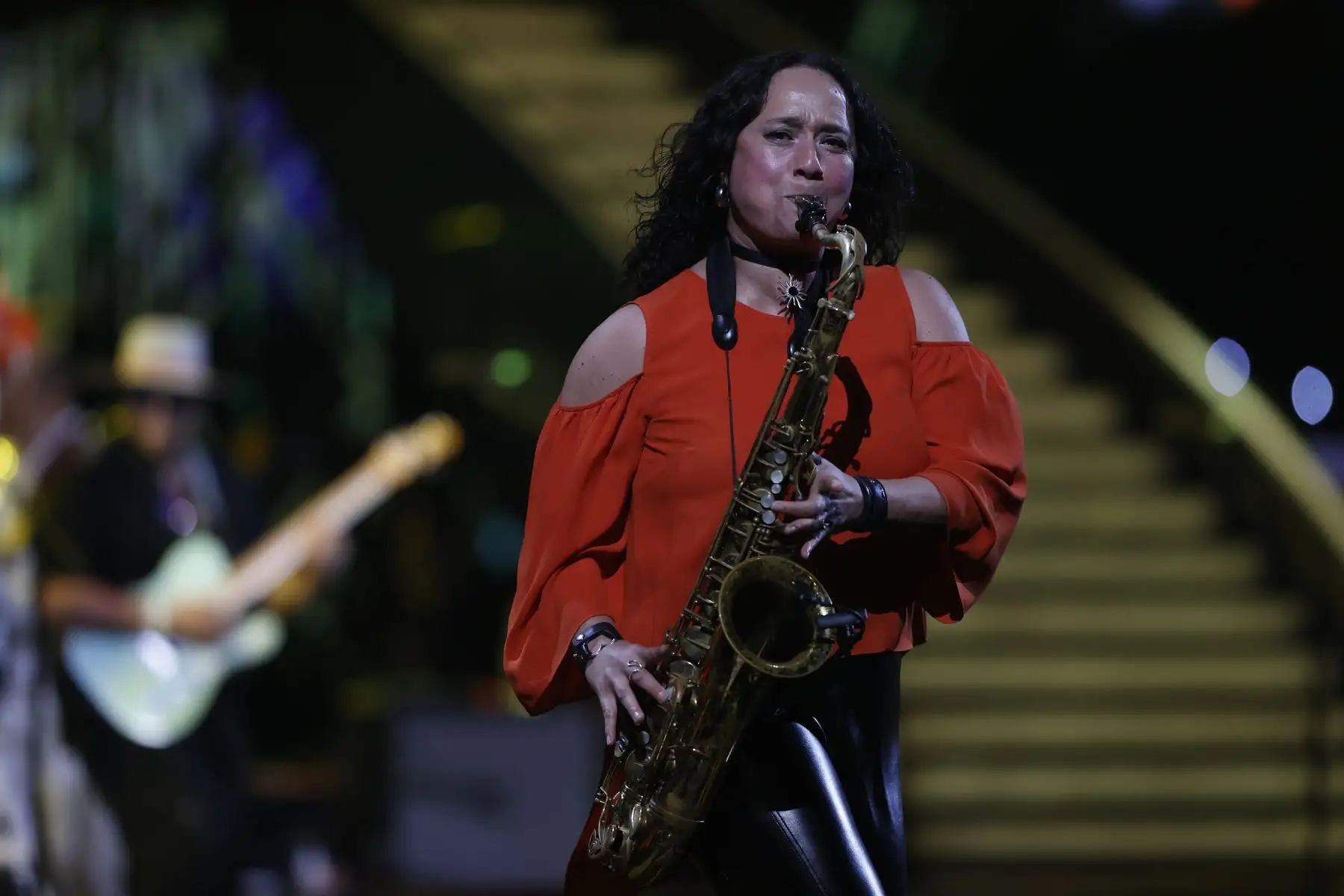 Scheila Gonzalez, de la banda de rock australiana Men at Work, durante la actuación del grupo en el 63º Festival Internacional de la Canción de Viña del Mar, este martes, en el escenario de la Quinta de Vergara en Viña del Mar (Chile). 
Foto: EFE