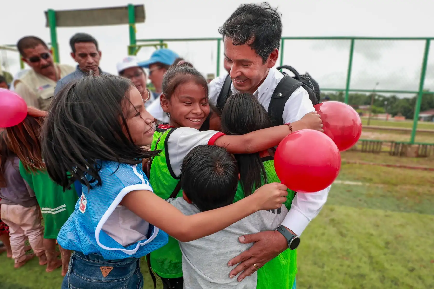 El titular del Ministerio de Desarrollo e Inclusión Social, Julio Demartini, supervisó la entrega de 5 toneladas de ayuda humanitaria conformada por utensilios de cocina, entre otros bienes necesarios para restablecer y mejorar las condiciones de vida de los damnificados por las intensas lluvias y desborde del río Yurúa que afectaron las viviendas y tierras de cultivo de las comunidades nativas del distrito de Yurúa, provincia de Atalaya, región Ucayali, en la frontera con Brasil.
Foto: ANDINA/MIDIS