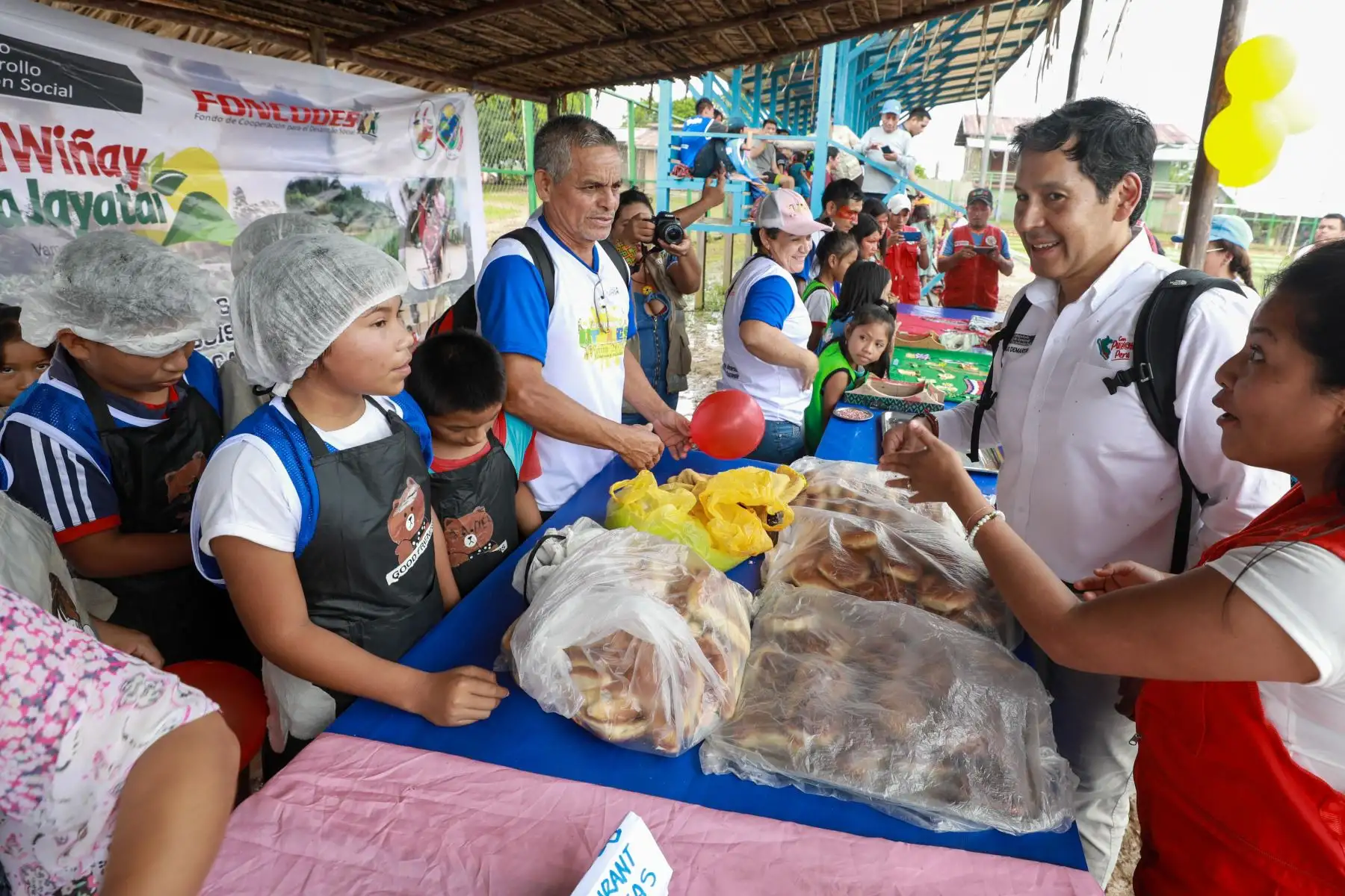 El titular del Ministerio de Desarrollo e Inclusión Social, Julio Demartini, supervisó la entrega de 5 toneladas de ayuda humanitaria conformada por utensilios de cocina, entre otros bienes necesarios para restablecer y mejorar las condiciones de vida de los damnificados por las intensas lluvias y desborde del río Yurúa que afectaron las viviendas y tierras de cultivo de las comunidades nativas del distrito de Yurúa, provincia de Atalaya, región Ucayali, en la frontera con Brasil.
Foto: ANDINA/MIDIS