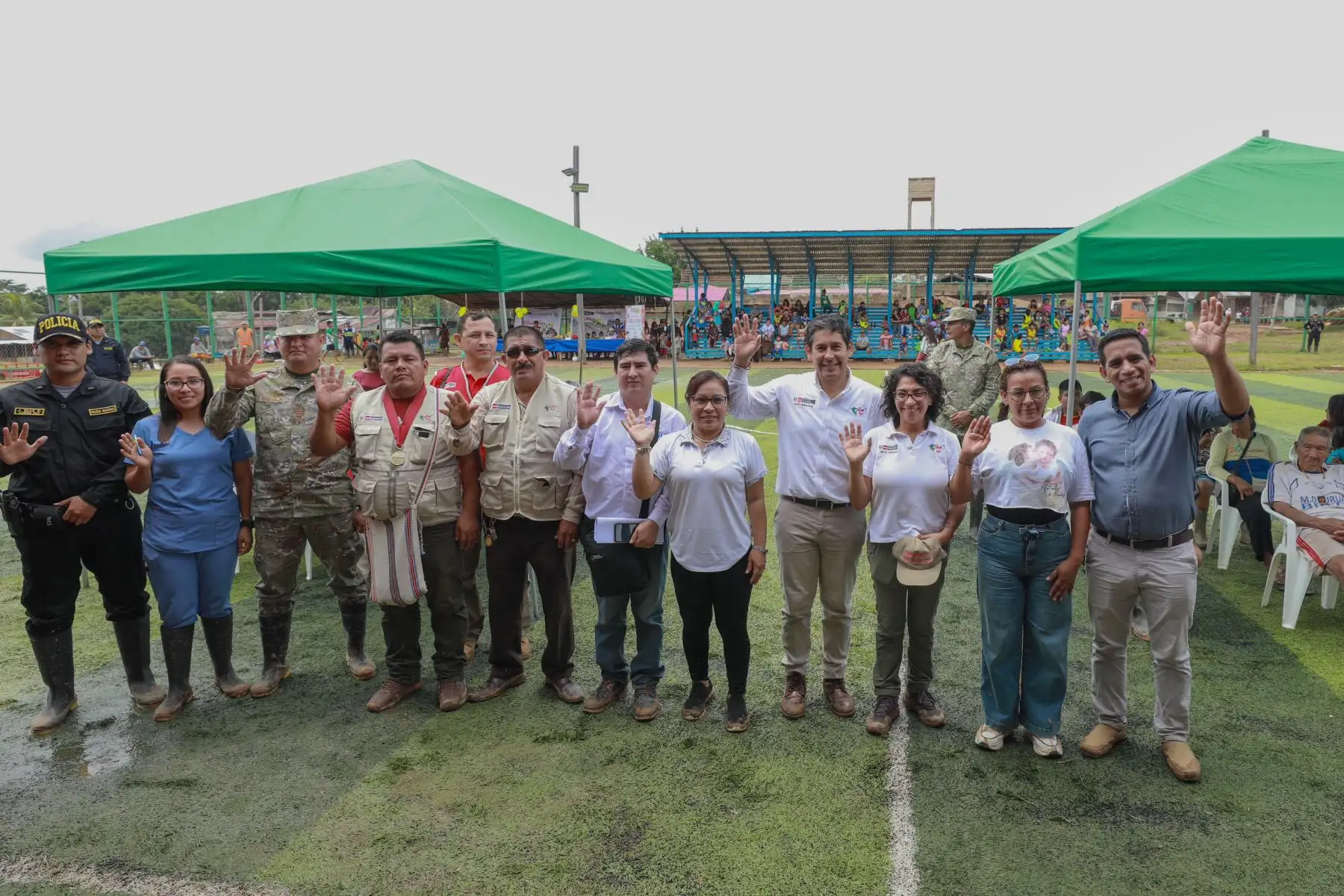 El ministro hizo la entrega de la ayuda junto con la ministra de Cultura, Leslie Urteaga; el gobernador regional de Ucayali, Manuel Gambini; el alcalde de la Municipalidad Distrital de Yurúa, Manuel Arévalo; las congresistas Kira Alcarraz, Francis Paredes y Elvis Vergara, entre otros representantes del Estado.
Foto: ANDINA/MIDIS