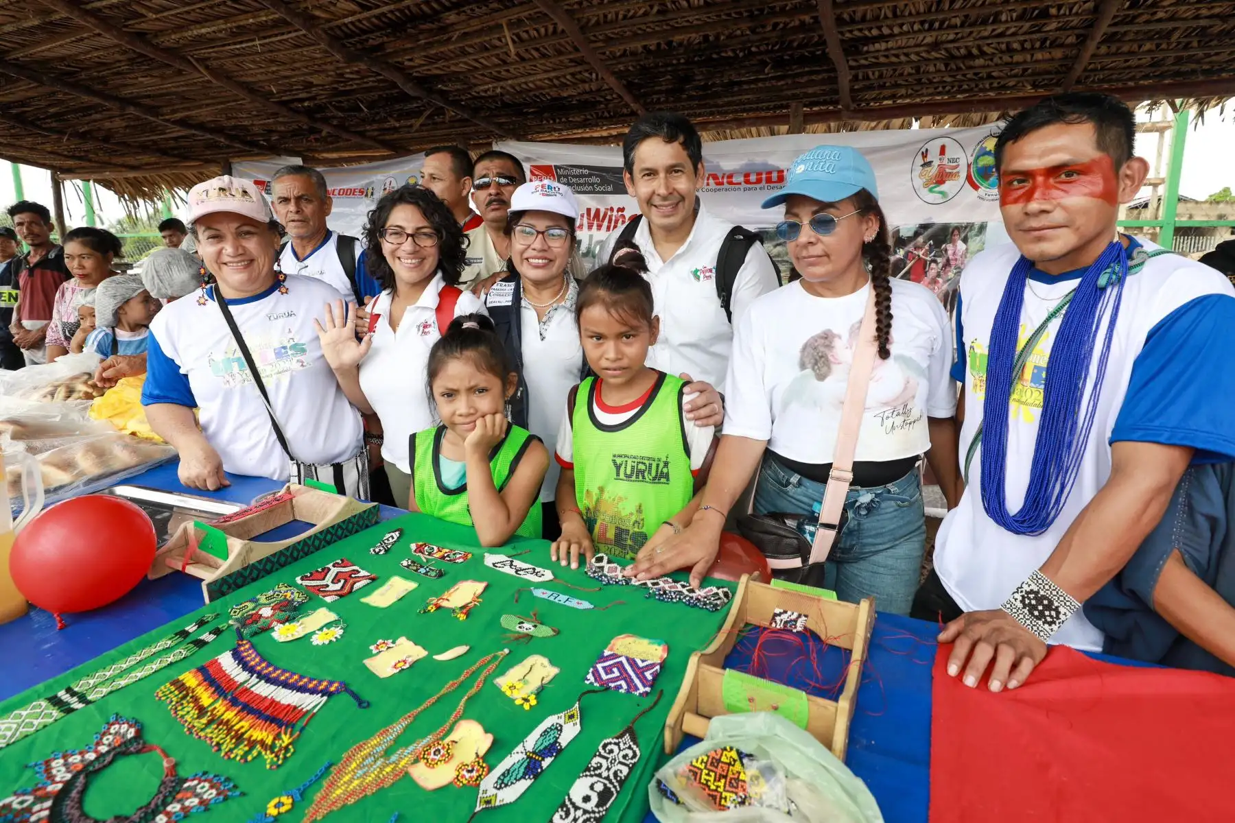 El ministro hizo la entrega de la ayuda junto con la ministra de Cultura, Leslie Urteaga; el gobernador regional de Ucayali, Manuel Gambini; el alcalde de la Municipalidad Distrital de Yurúa, Manuel Arévalo; las congresistas Kira Alcarraz, Francis Paredes y Elvis Vergara, entre otros representantes del Estado.
Foto: ANDINA/MIDIS