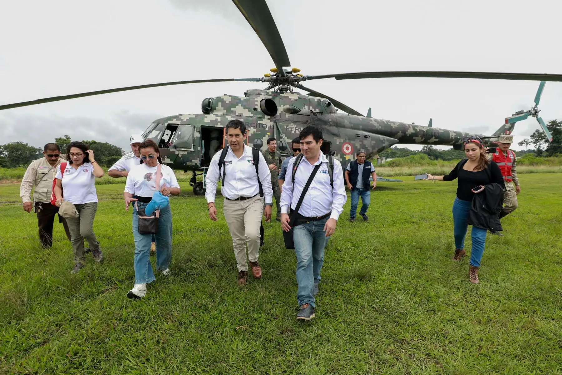 El ministro hizo la entrega de la ayuda junto con la ministra de Cultura, Leslie Urteaga; el gobernador regional de Ucayali, Manuel Gambini; el alcalde de la Municipalidad Distrital de Yurúa, Manuel Arévalo; las congresistas Kira Alcarraz, Francis Paredes y Elvis Vergara, entre otros representantes del Estado.
Foto: ANDINA/MIDIS