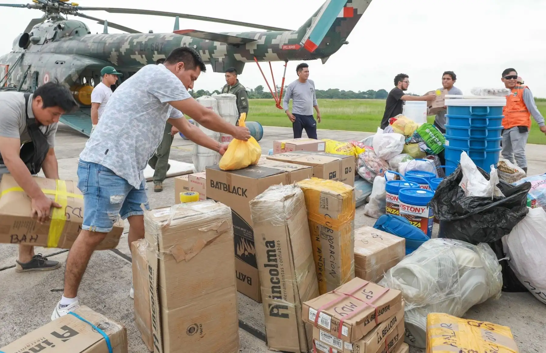 El titular del Ministerio de Desarrollo e Inclusión Social, Julio Demartini, supervisó la entrega de 5 toneladas de ayuda humanitaria conformada por utensilios de cocina, entre otros bienes necesarios para restablecer y mejorar las condiciones de vida de los damnificados por las intensas lluvias y desborde del río Yurúa que afectaron las viviendas y tierras de cultivo de las comunidades nativas del distrito de Yurúa, provincia de Atalaya, región Ucayali, en la frontera con Brasil.
Foto: ANDINA/MIDIS