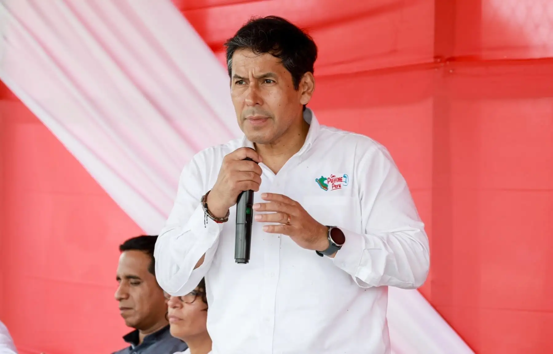 El titular del Ministerio de Desarrollo e Inclusión Social, Julio Demartini, supervisó la entrega de 5 toneladas de ayuda humanitaria conformada por utensilios de cocina, entre otros bienes necesarios para restablecer y mejorar las condiciones de vida de los damnificados por las intensas lluvias y desborde del río Yurúa que afectaron las viviendas y tierras de cultivo de las comunidades nativas del distrito de Yurúa, provincia de Atalaya, región Ucayali, en la frontera con Brasil.
Foto: ANDINA/MIDIS