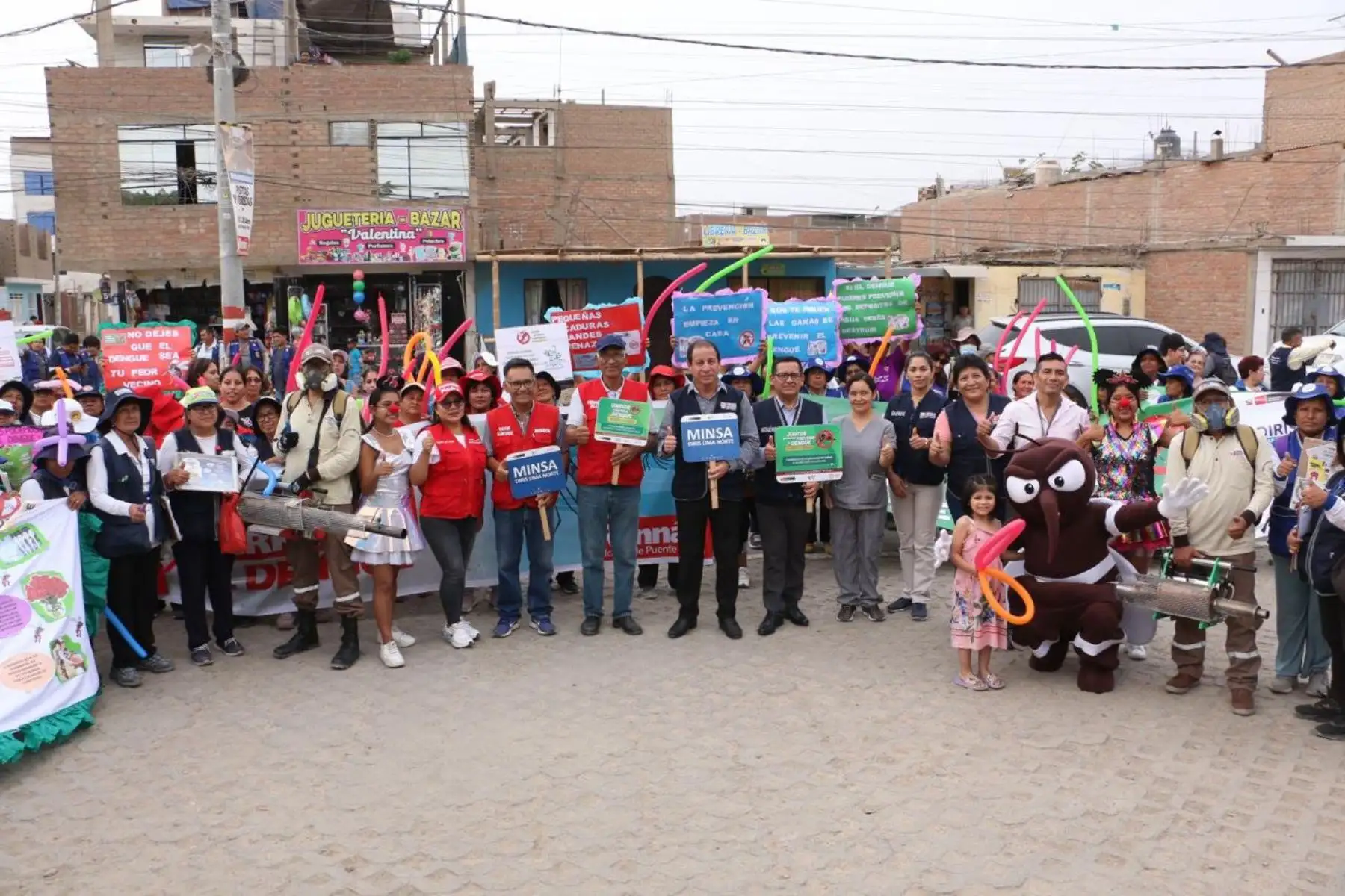 Brigadas de fumigación realizaron intervenciones casa por casa, y personal especializado brindó información a vecinos de Puente Piedra sobre las medidas para evitar la proliferación del zancudo transmisor.
Foto: Muni Puente Piedra