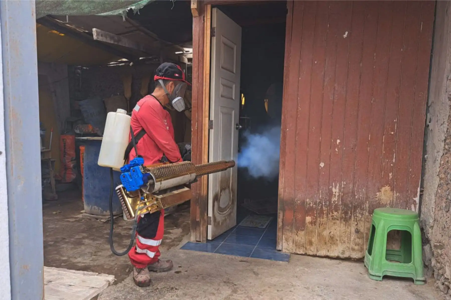 Brigadas de fumigación realizaron intervenciones casa por casa, y personal especializado brindó información a vecinos de Puente Piedra sobre las medidas para evitar la proliferación del zancudo transmisor.
Foto: Muni Puente Piedra