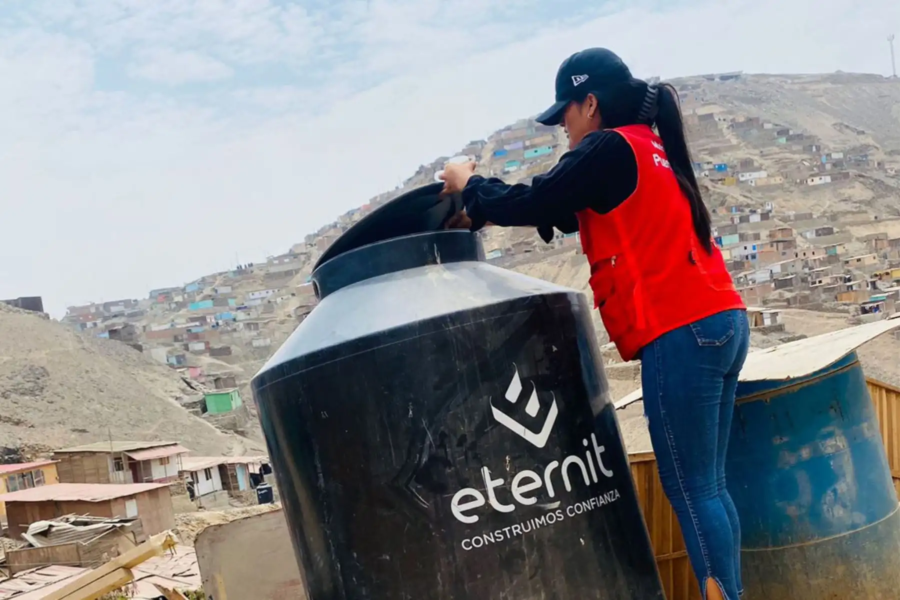 Brigadas de fumigación realizaron intervenciones casa por casa, y personal especializado brindó información a vecinos de Puente Piedra sobre las medidas para evitar la proliferación del zancudo transmisor.
Foto: Muni Puente Piedra