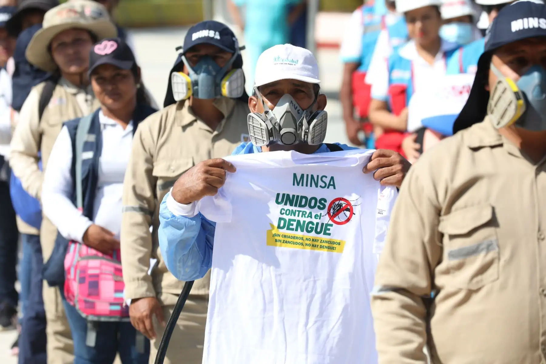 Ministro de Salud, César  Vásquez Sánchez supervisa avances de fumigación contra el Dengue en Tumbes.
Foto: Minsa