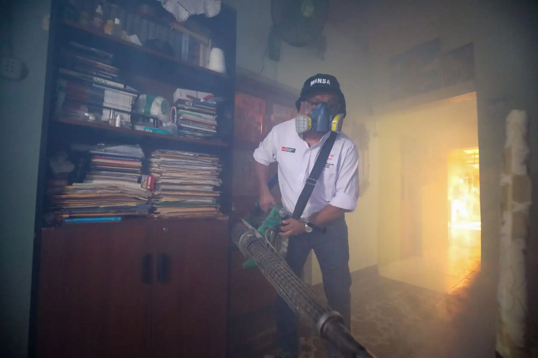 Ministro de Salud, César  Vásquez Sánchez supervisa avances de fumigación contra el Dengue en Tumbes.
Foto: Minsa