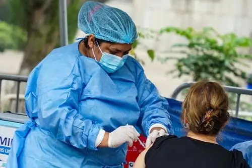 Para conocer los horarios y el vacunatorio más cercano a su domicilio pueden llamar gratis a la Central 113 Salud. Foto: ANDINA/difusión.