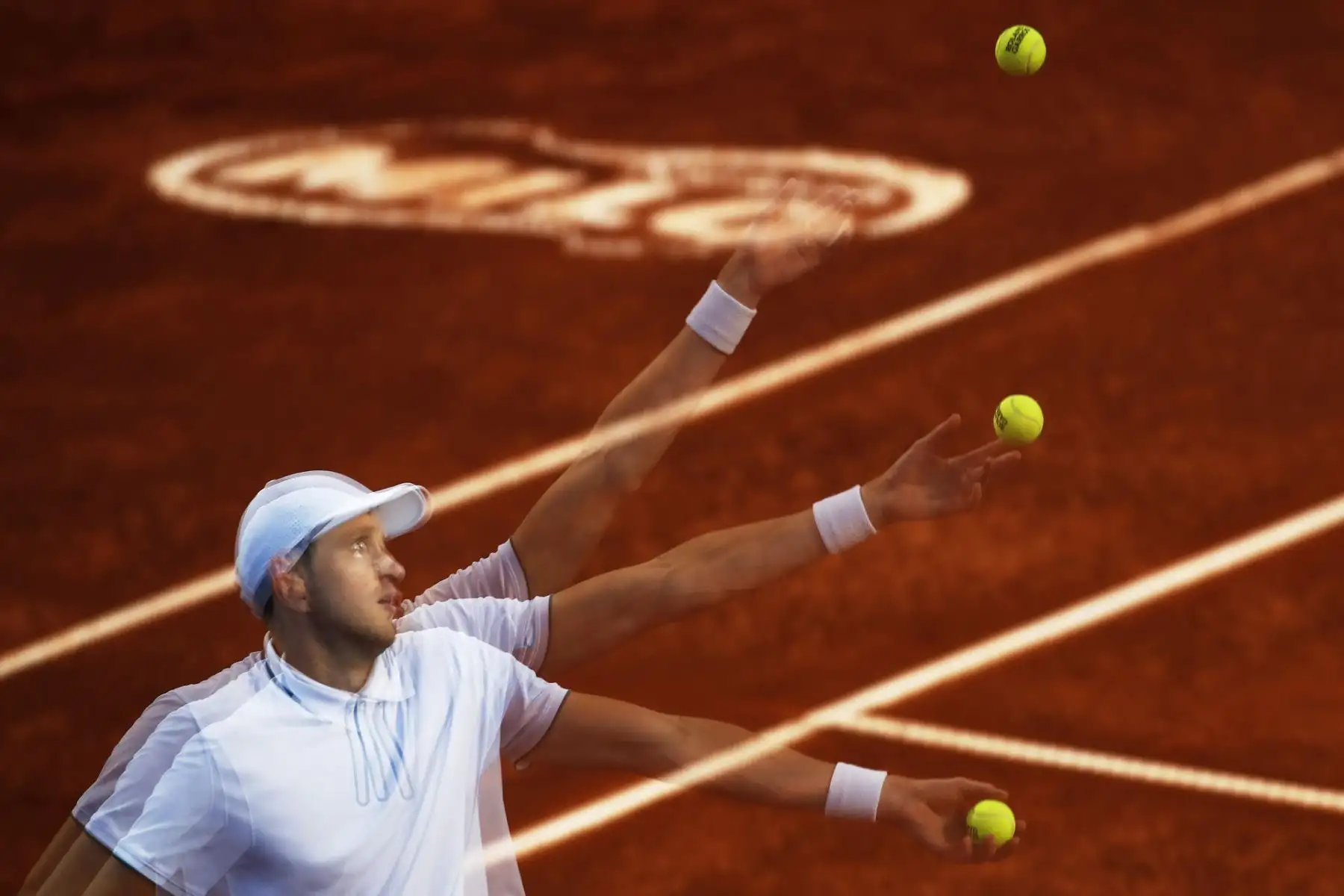 El tenista chileno Nicolás Jarry realiza un saque ante el argentino Federico Coria este miécoles, durante el torneo de ATP Chile Open 2024, en Santiago (Chile).
Foto: EFE