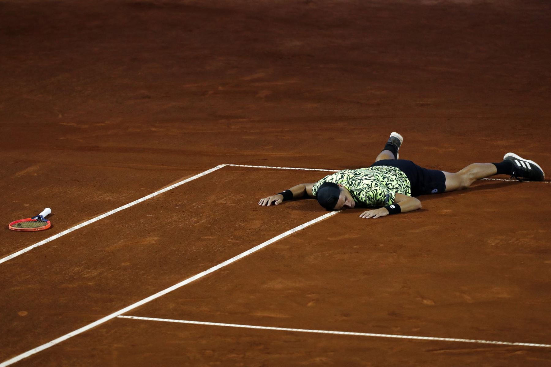 El tenista argentino Federico Coria se cae al alcanzar una bola frente al chileno Nicolás Jarry este miécoles, durante el torneo de ATP Chile Open 2024, en Santiago (Chile).
Foto: EFE