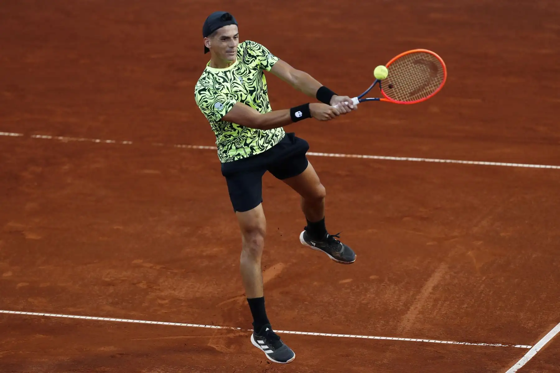 El tenista argentino Federico Coria devuelve una bola al chileno Nicolás Jarry este miécoles, durante el torneo de ATP Chile Open 2024, en Santiago (Chile).
Foto: EFE
