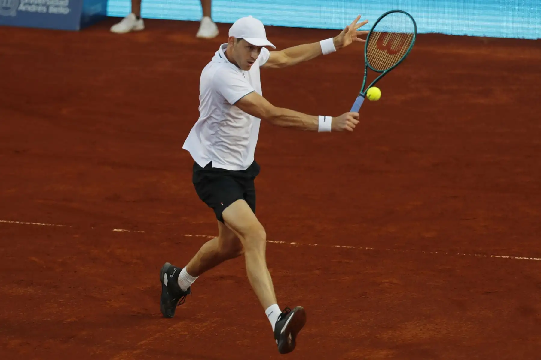 El tenista chileno Nicolás Jarry devuelve una bola al argentino Federico Coria este miécoles, durante el torneo de ATP Chile Open 2024, en Santiago (Chile). 
Foto: EFE