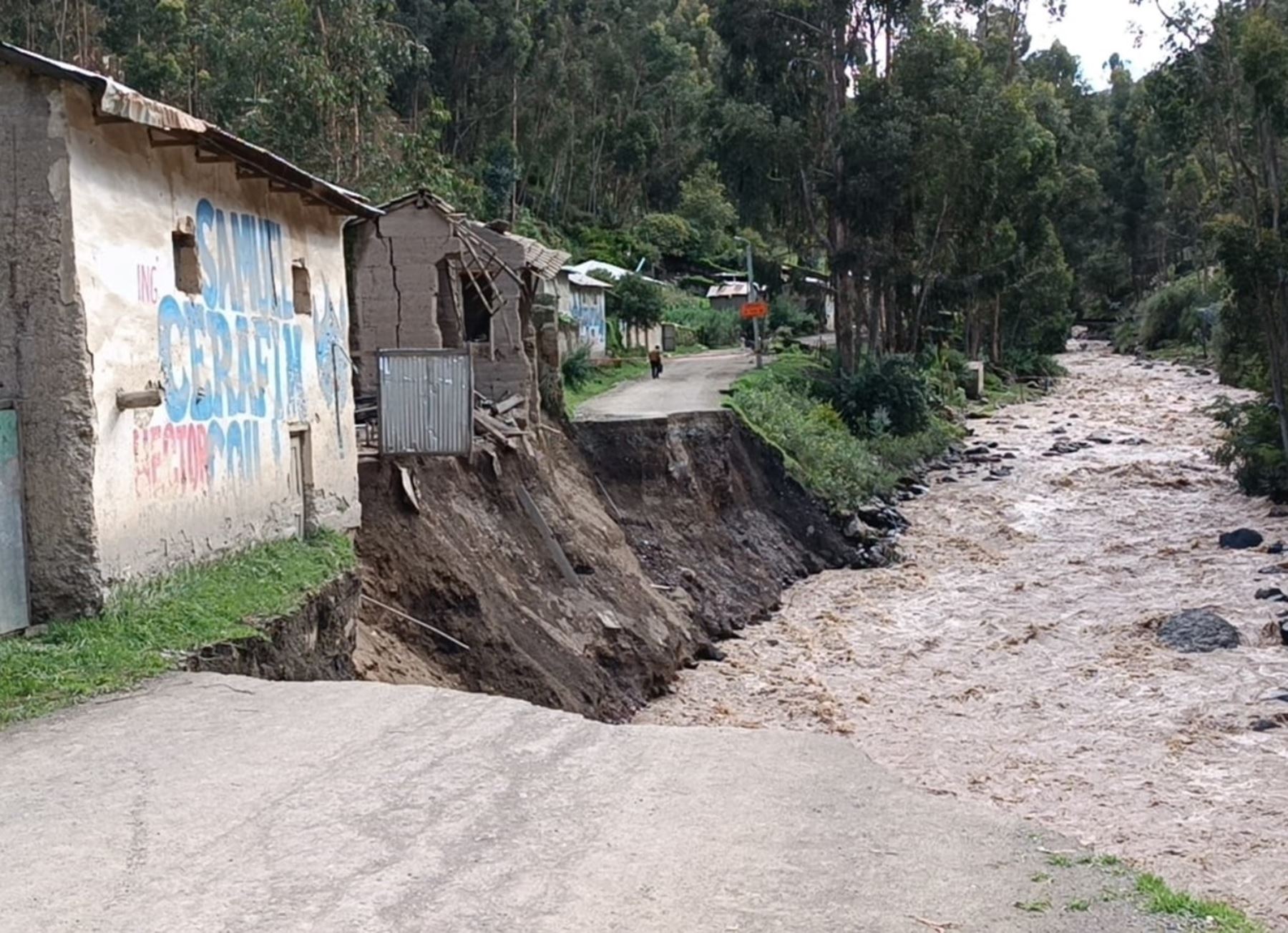 Dos viviendas y cuatro puentes colapsaron en Huancavelica a consecuencia de la crecida del río Carhuapata, debido a las lluvias torrenciales que se registran en la provincia de Angaraes. Foto: ANDINA/difusión.