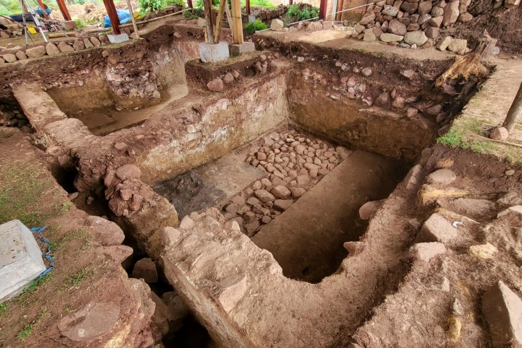 En el sitio, se puede observar dos momentos constructivos. La primera correspondiente al periodo Formativo Medio (1000 - 800 a. C.), en el cual se levantó una plataforma rectangular con una escalinata de tres peldaños, pudiéndose visibilizar en la parte alta, una construcción de tres estructuras de plantas rectangulares; así como una antesala, que luego se divide en dos estructuras independientes, en posición equidistante, cada una con puertas. Foto: Difusión