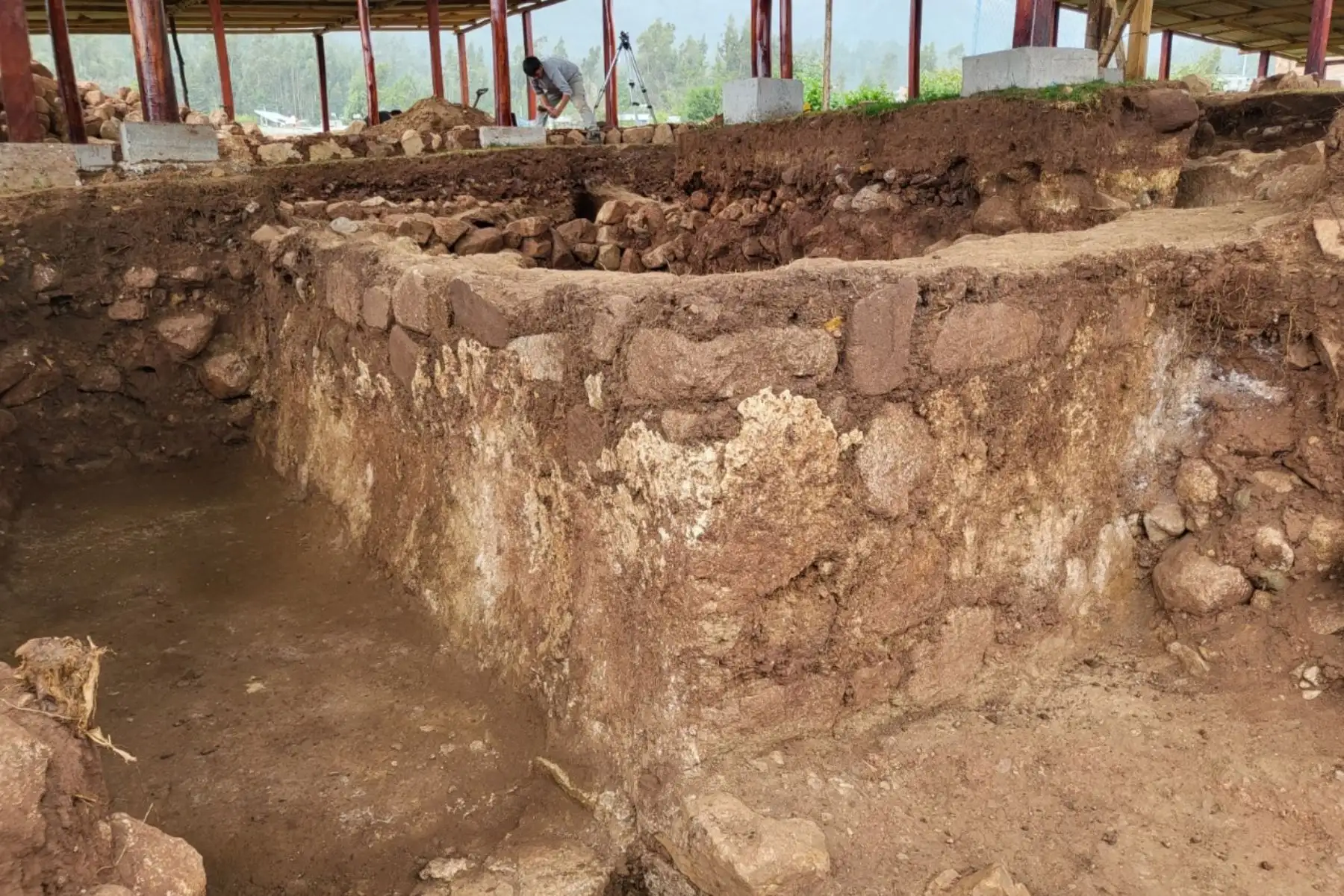 En el sitio, se puede observar dos momentos constructivos. La primera correspondiente al periodo Formativo Medio (1000 - 800 a. C.), en el cual se levantó una plataforma rectangular con una escalinata de tres peldaños, pudiéndose visibilizar en la parte alta, una construcción de tres estructuras de plantas rectangulares; así como una antesala, que luego se divide en dos estructuras independientes, en posición equidistante, cada una con puertas. Foto: Difusión