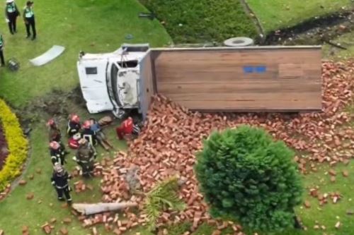 Producto el accidente, cientos de ladrillos quedaron regados en el jardín del óvalo. Foto: Captura América TV.