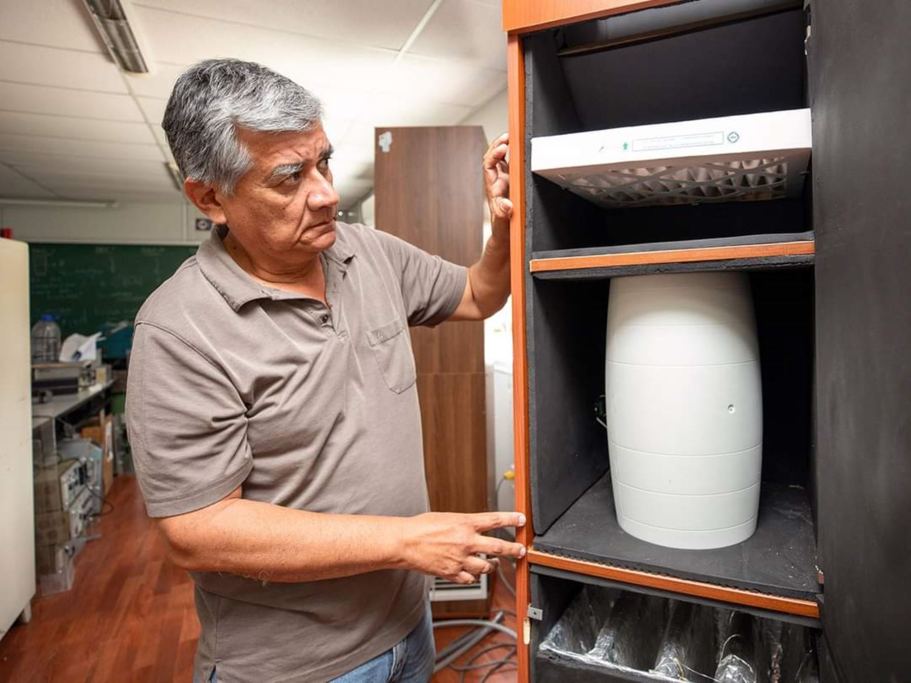 Ingenieros de la PUCP construyen un purificador de aire que ahora el 30% de energía. Fotos: Renato Pajuelo/ PUCP