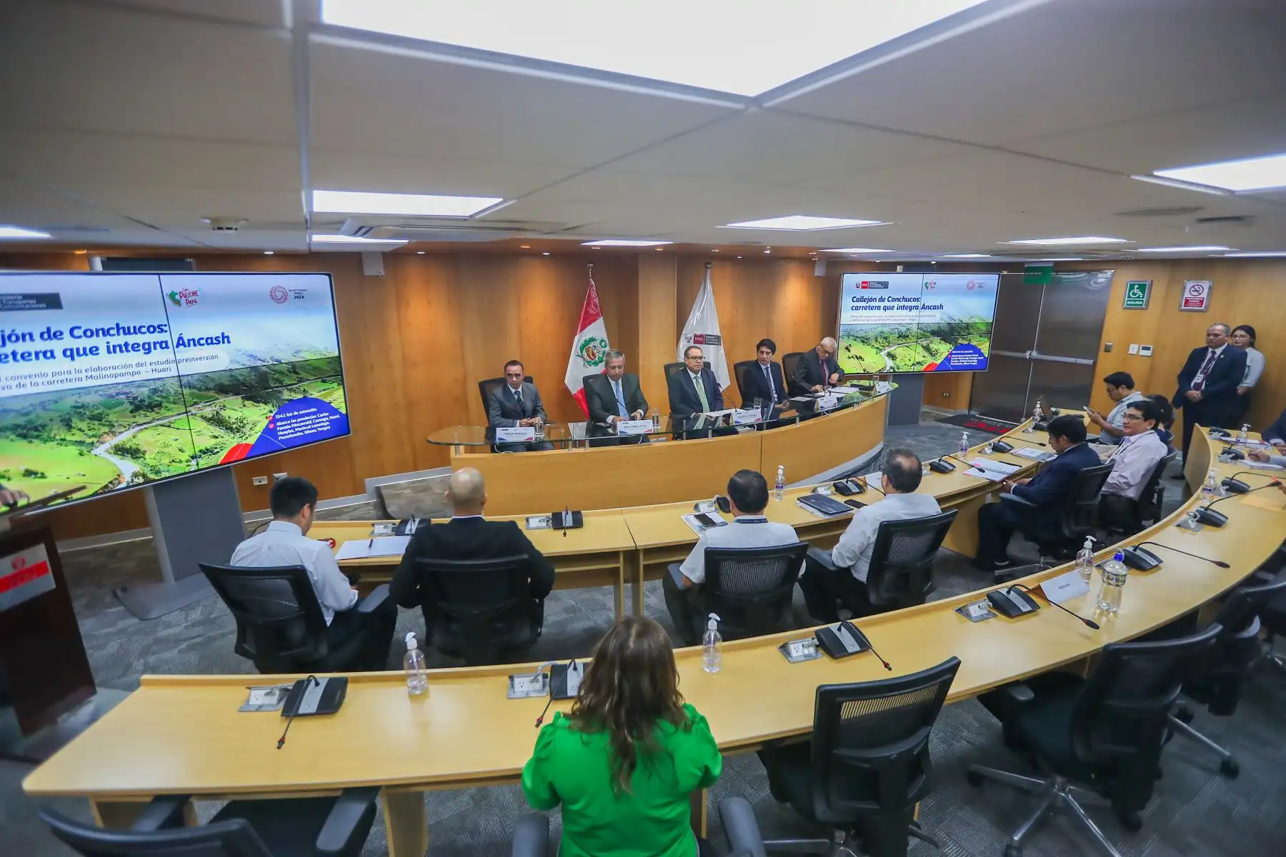 MTC suscribió convenio con el GORE de Áncash por la mejora de corredor en el Callejón de Conchucos, para esta ceremonia se presentaron el gobernador de Áncash, Fabián Koki Noriega, el premier, Alberto Otárola, y Raul Pérez ministro de transportes y comunicaciones
Foto: ANDINA/Ricardo Cuba