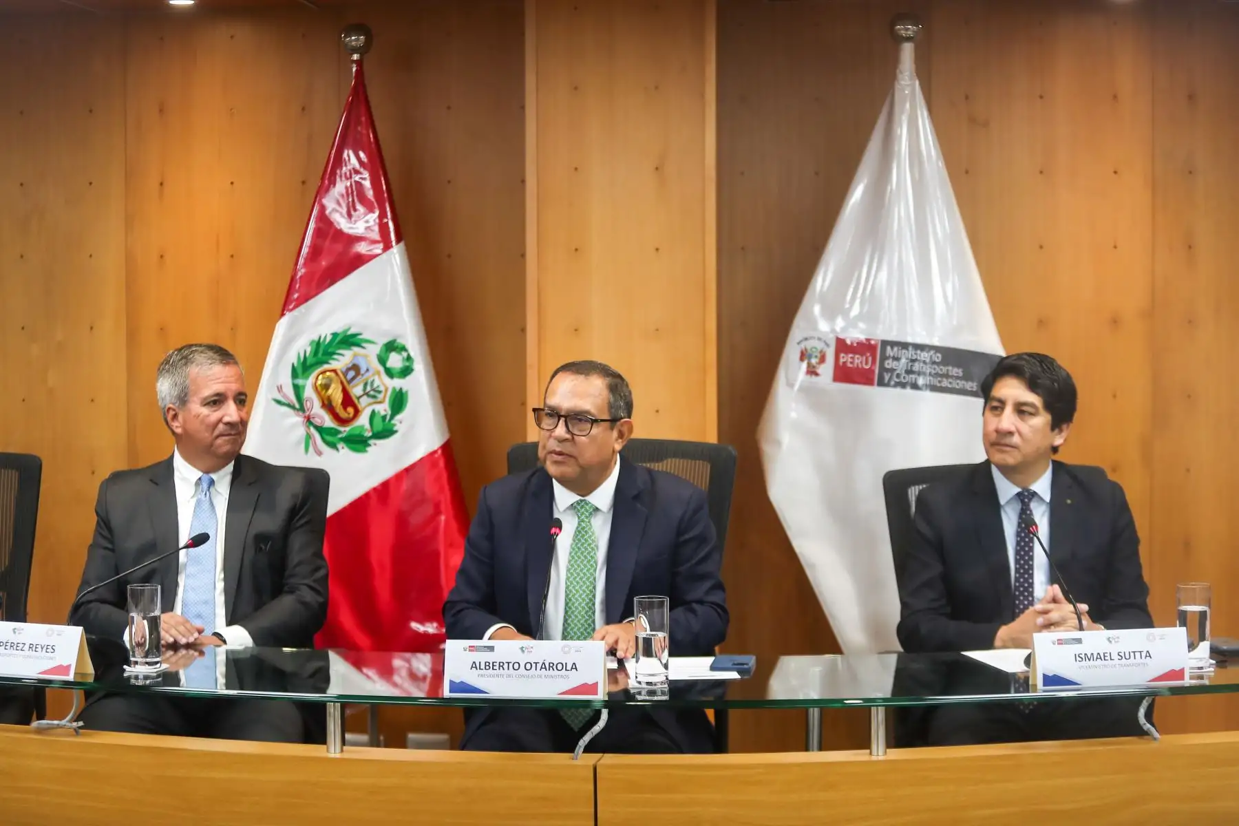 MTC suscribió convenio con el GORE de Áncash por la mejora de corredor en el Callejón de Conchucos, para esta ceremonia se presentaron el gobernador de Áncash, Fabián Koki Noriega, el premier, Alberto Otárola, y Raul Pérez ministro de transportes y comunicaciones
Foto: ANDINA/Ricardo Cuba