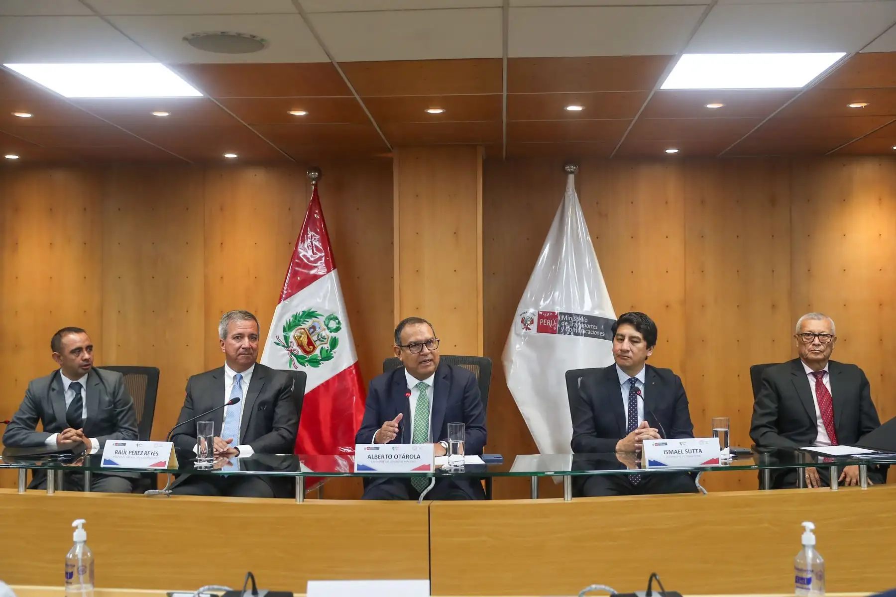 MTC suscribió convenio con el GORE de Áncash por la mejora de corredor en el Callejón de Conchucos, para esta ceremonia se presentaron el gobernador de Áncash, Fabián Koki Noriega, el premier, Alberto Otárola, y Raul Pérez ministro de transportes y comunicaciones
Foto: ANDINA/Ricardo Cuba