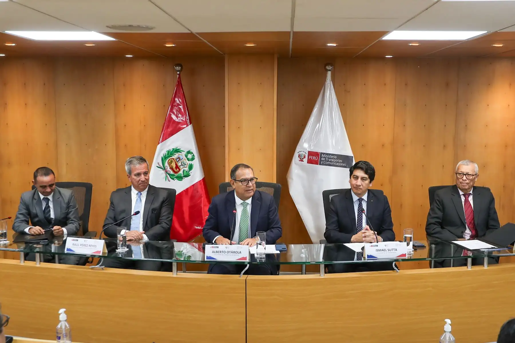 MTC suscribió convenio con el GORE de Áncash por la mejora de corredor en el Callejón de Conchucos, para esta ceremonia se presentaron el gobernador de Áncash, Fabián Koki Noriega, el premier, Alberto Otárola, y Raul Pérez ministro de transportes y comunicaciones
Foto: ANDINA/Ricardo Cuba