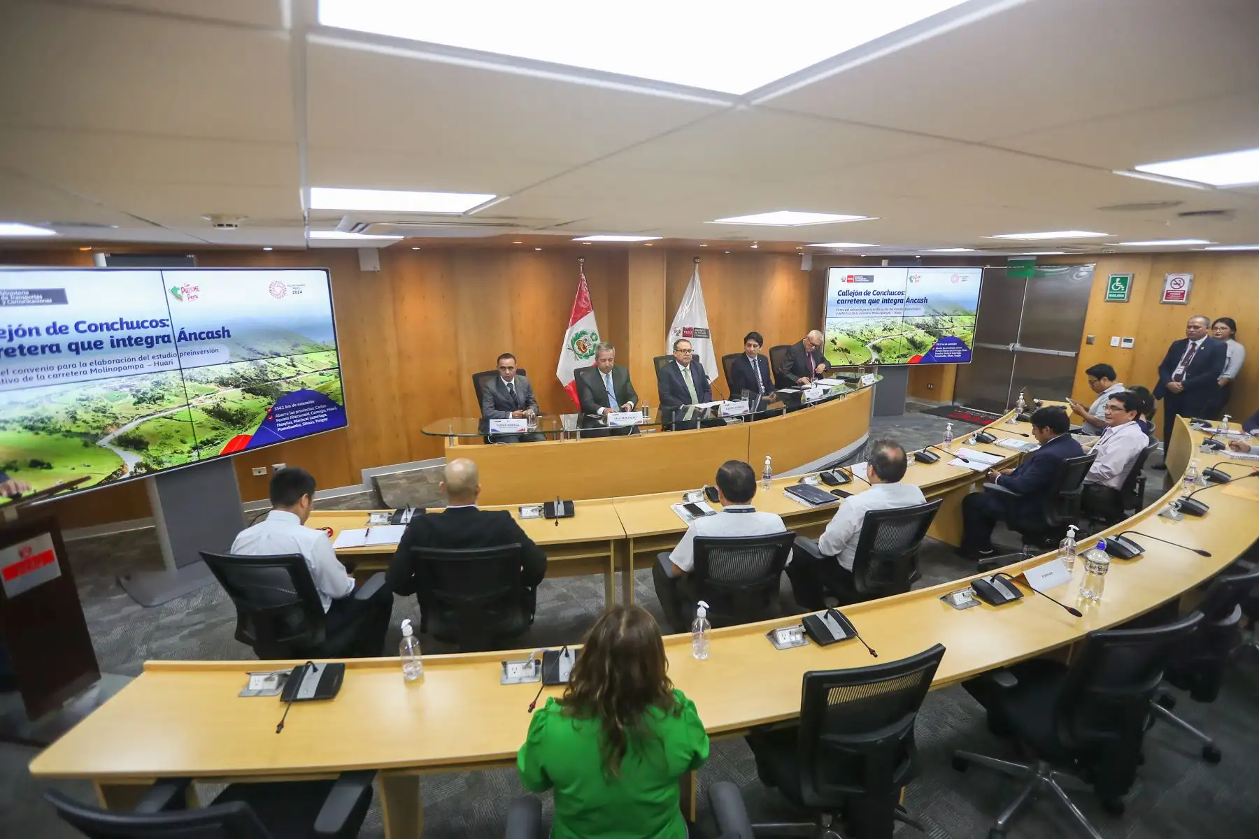 MTC suscribió convenio con el GORE de Áncash por la mejora de corredor en el Callejón de Conchucos, para esta ceremonia se presentaron el gobernador de Áncash, Fabián Koki Noriega, el premier, Alberto Otárola, y Raul Pérez ministro de transportes y comunicaciones
Foto: ANDINA/Ricardo Cuba