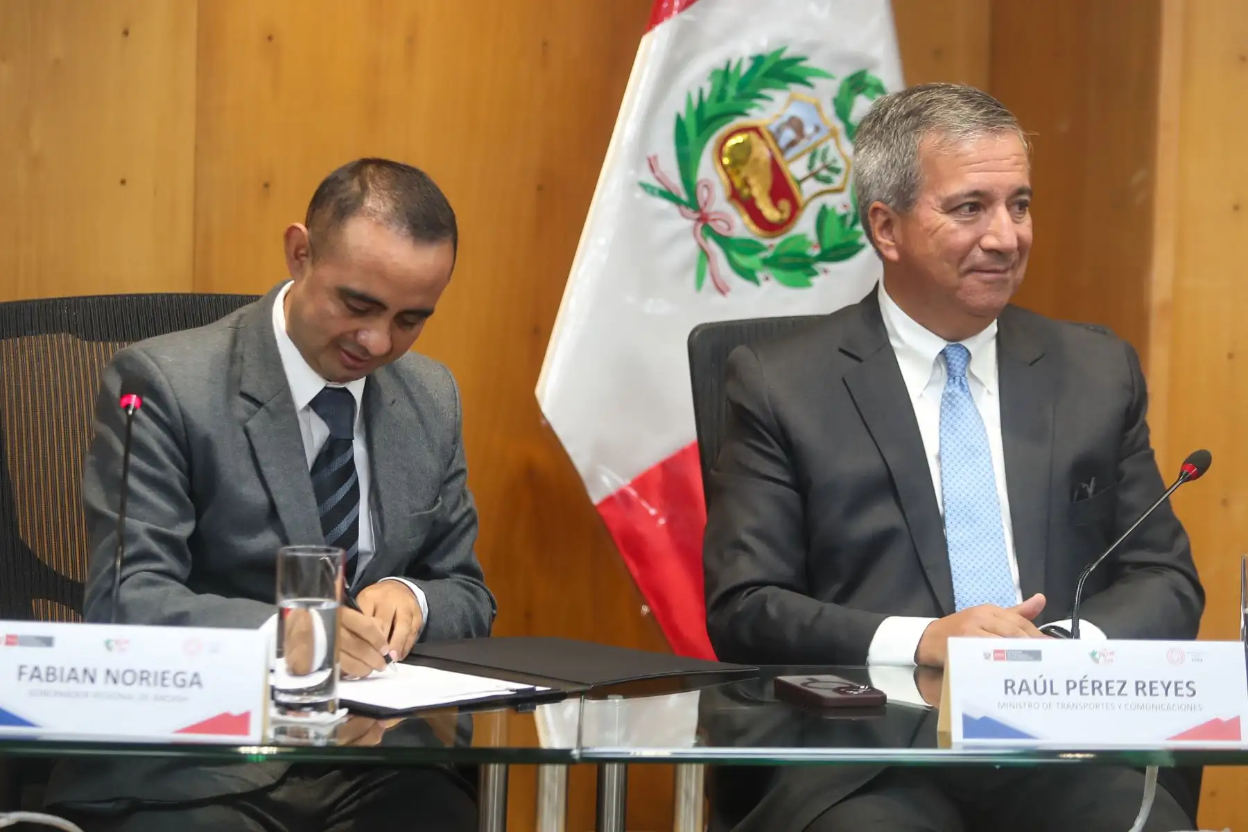 La vía será posible gracias al convenio suscrito entre los titulares del Ministerio de Transportes y Comunicaciones (MTC), Raúl Pérez Reyes Espejo, y el Gobierno Regional de Áncash (GORE Áncash), Koki Noriega Brito. El acto contó con la presencia del director ejecutivo de Provias Nacional, Alexis Carranza Kauoxs.
Foto: ANDINA/Ricardo Cuba