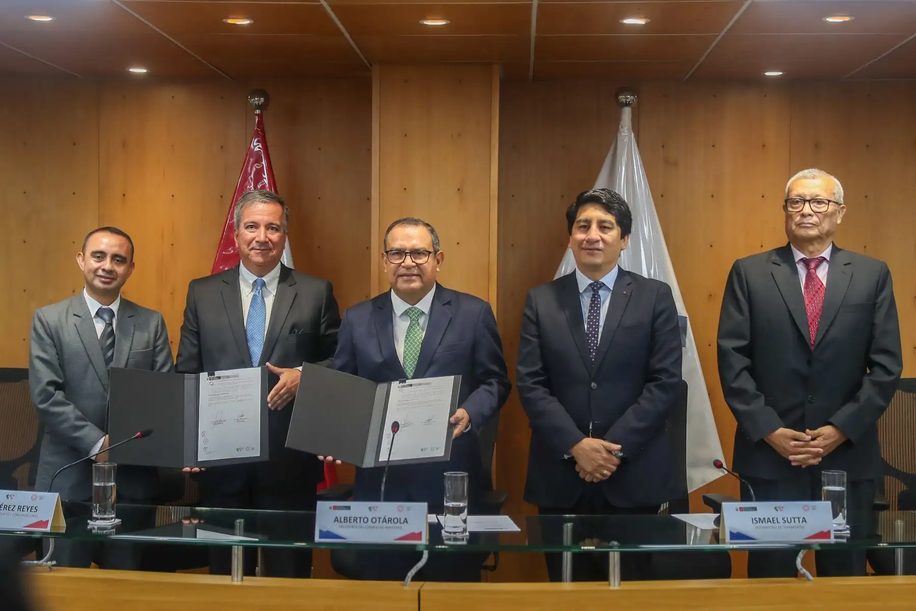 MTC suscribió convenio con el GORE de Áncash por la mejora de corredor en el Callejón de Conchucos, para esta ceremonia se presentaron el gobernador de Áncash, Fabián Koki Noriega, el premier, Alberto Otárola, y Raul Pérez ministro de transportes y comunicaciones
Foto: ANDINA/Ricardo Cuba
