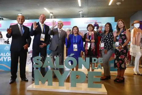 Ministra de la Producción, Ana María Choquehuanca, acompañada de altos funcionarios en inauguración de Salón Mype. ANDINA/Daniel Bracamonte